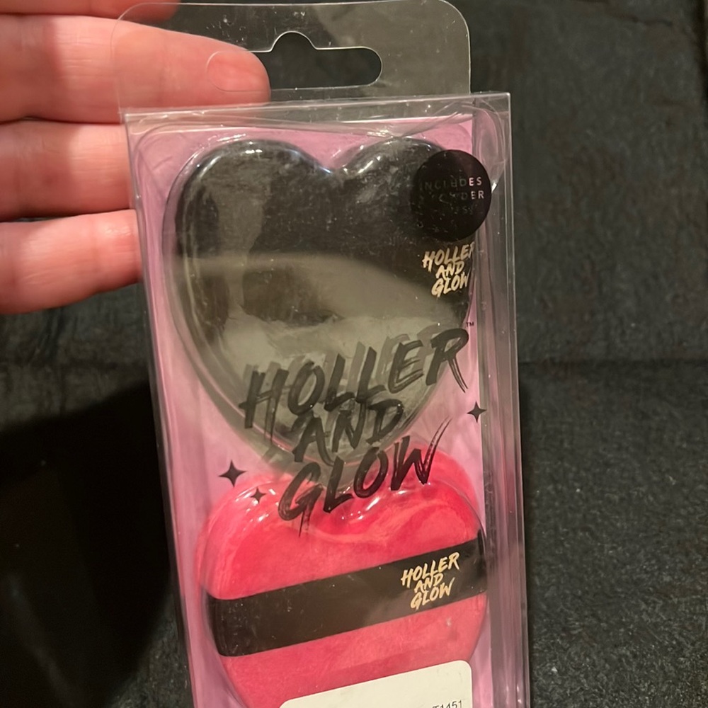 NWT Holler and Glow Reusable Heart Shaped
Powder Puff Duo